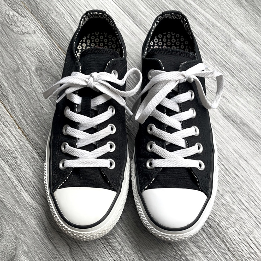 Converse black sz 7 EUC 🖤